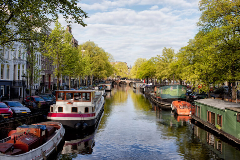 houseboats-along-amsterdam-canal-on-a-sunny-spring-day