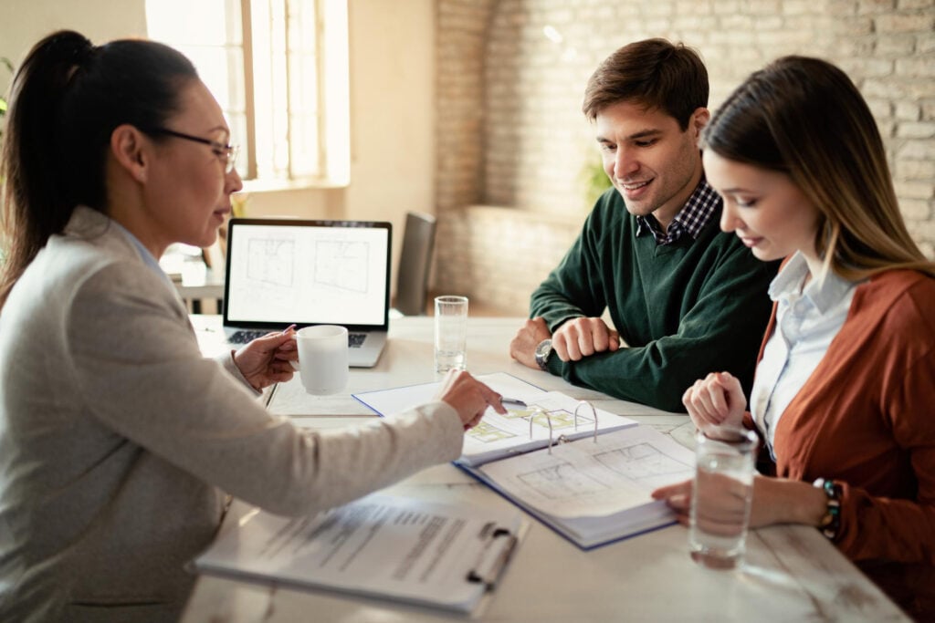 photo-of-couple-discussing-maximum-mortgage-with-expert-while-figuring-out-how-much-to-bid-on-a-Dutch-house