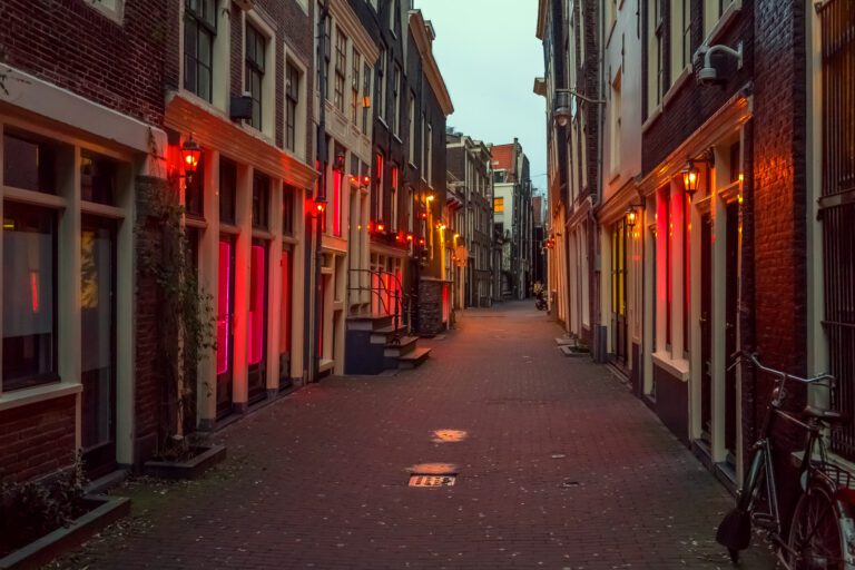 How to see the Red Light District in Amsterdam [2026 Guide]
