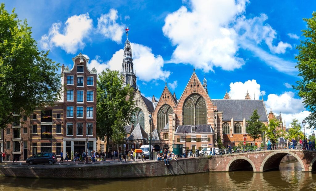 Oude-Kerk-(Old-Church)-in-Amsterdam-red-light-district