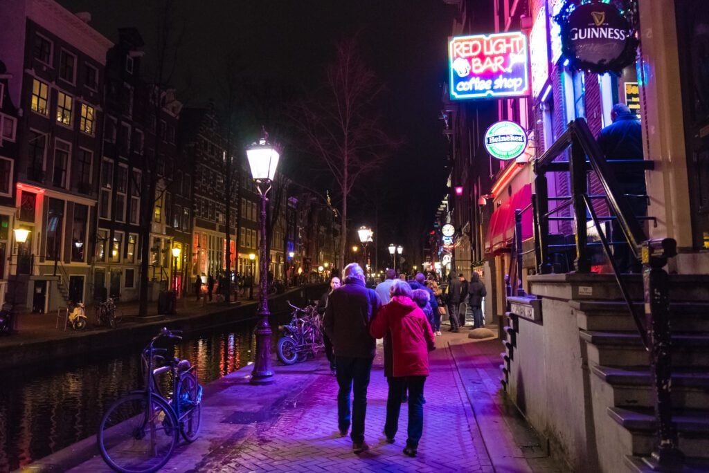 red-light-district-amsterdam-people-walking-to-hotel