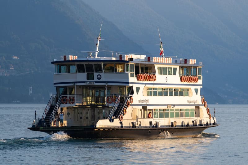 image-of-a-passenger-ferry-chugging-across-lake-como-in-northern-italy