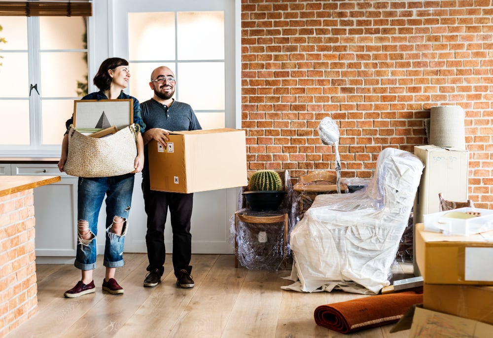 photo-of-couple-moving-into-rental-home-with-inclusive-rent-in-the-Netherlands