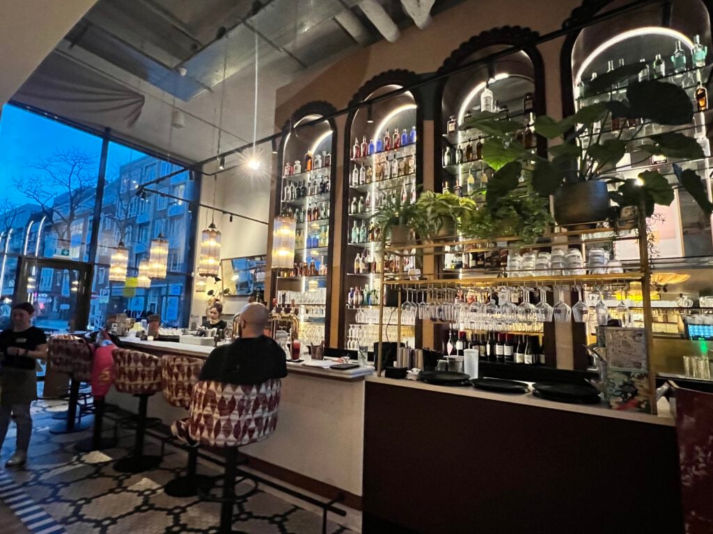 interior-of-savor-and-nosh-restaurant-in-rotterdam