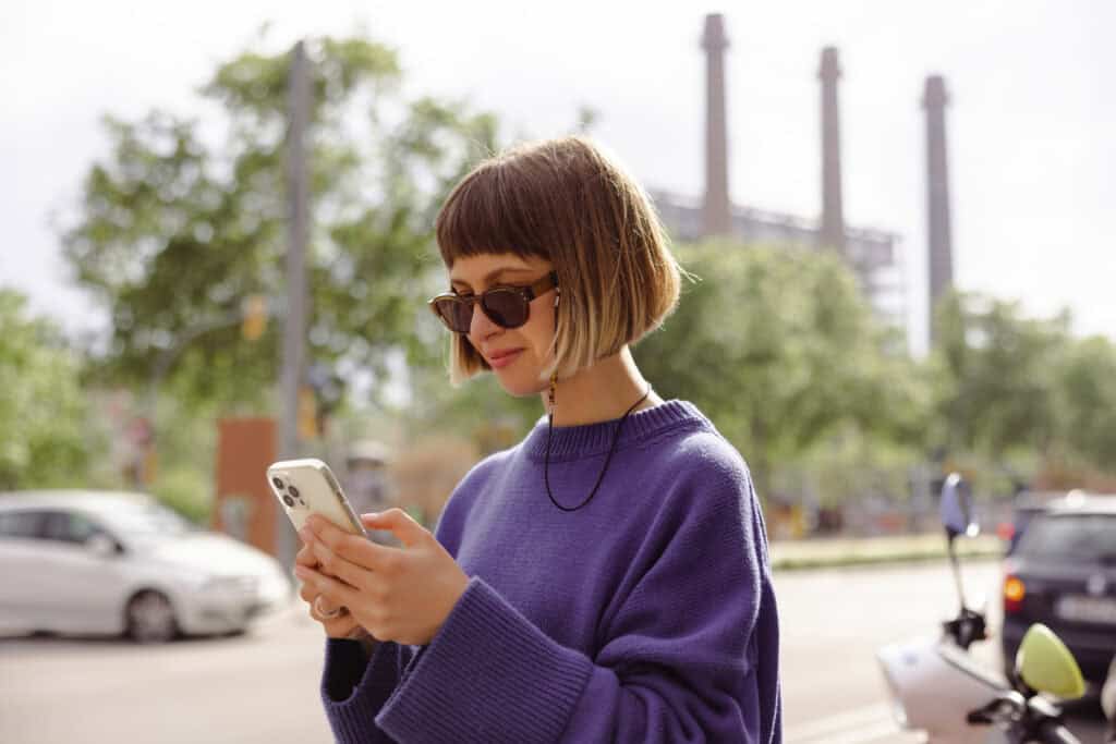 international-in-a-bright-purple-jumper-using-simyo-international-data-bundle-to-navigate-foreign-city