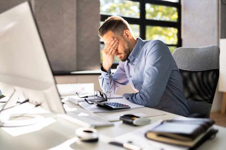 international-man-living-and-working-in-the-netherlands-struggling-with-mental-health-at-wotkplace