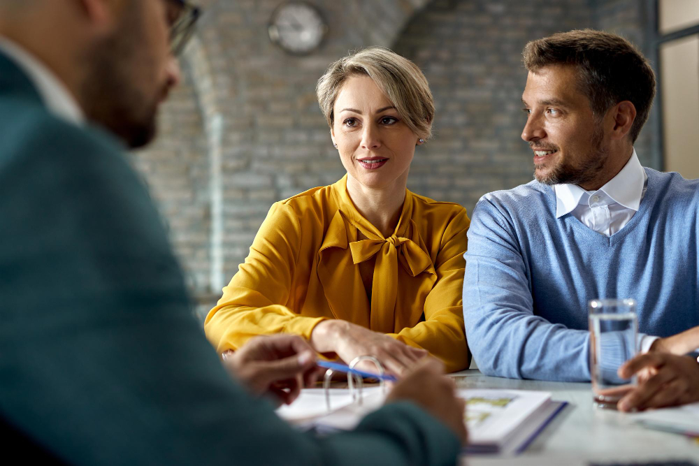 photo-of-couple-speaking-with-Dutch-mortgage-expert-about-their-student-debt