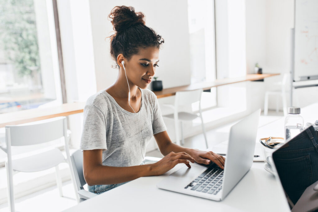 photo-of-woman-studying-dutch-on-her-laptop-with-uva-talen