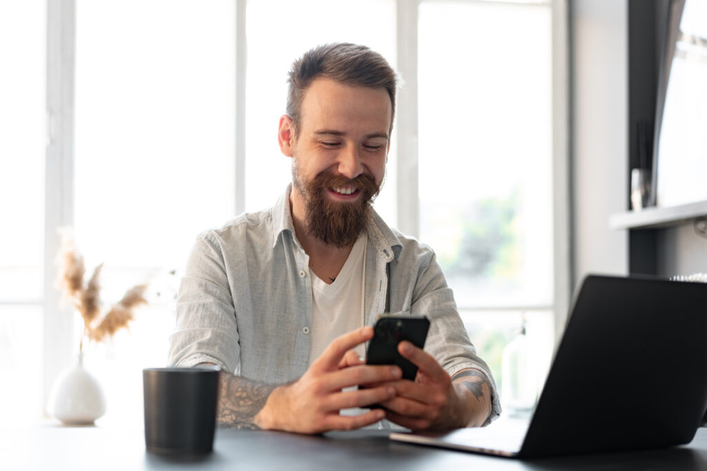 international-texting-at-his-work-desk-via-his-dutch-prepaid-sim-plan