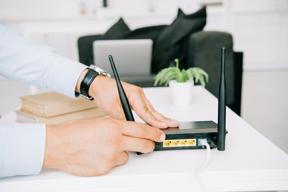 photo-man-setting-up-internet-in-dutch-home