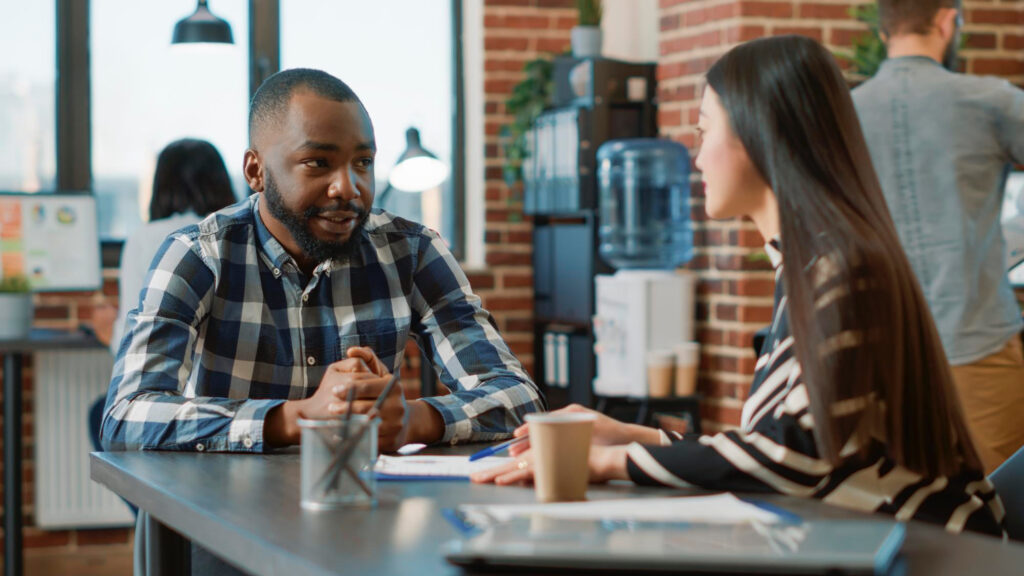 photo-of-undutchables-orientation-session-man-sitting-at-table-with-recruiter