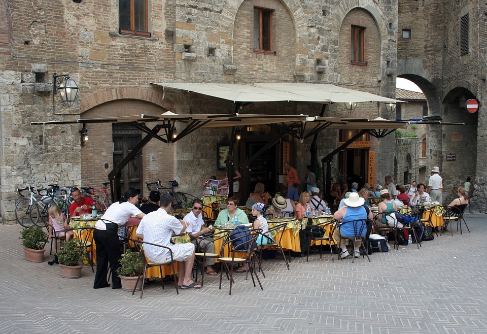 outdoors-lunch-in-italy