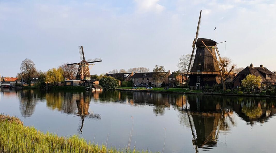 windmills-in-the-sun-in-the-Netherlands