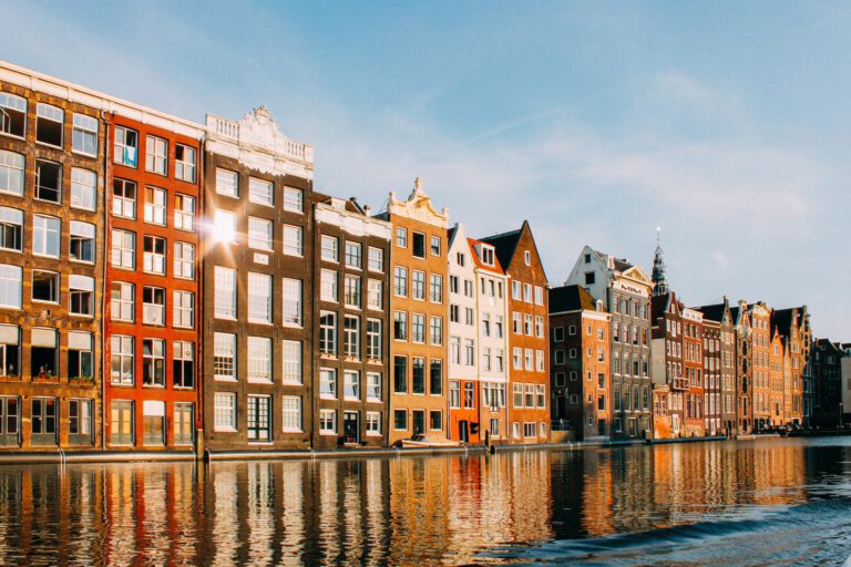 Canal-houses-in-Amsterdam-on-a-sunny-day