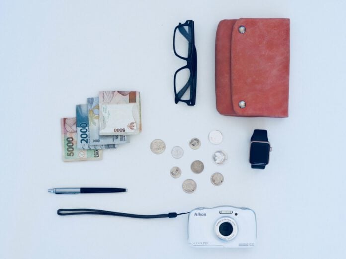 holiday-vacation-allowance-flatlay-money-coins-camera