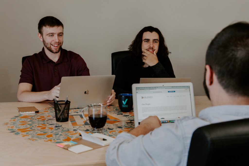 Photo-of-people-talking-Dutch-at-table-in-workplace-reducing-how-long-it-takes-to-learn-Dutch