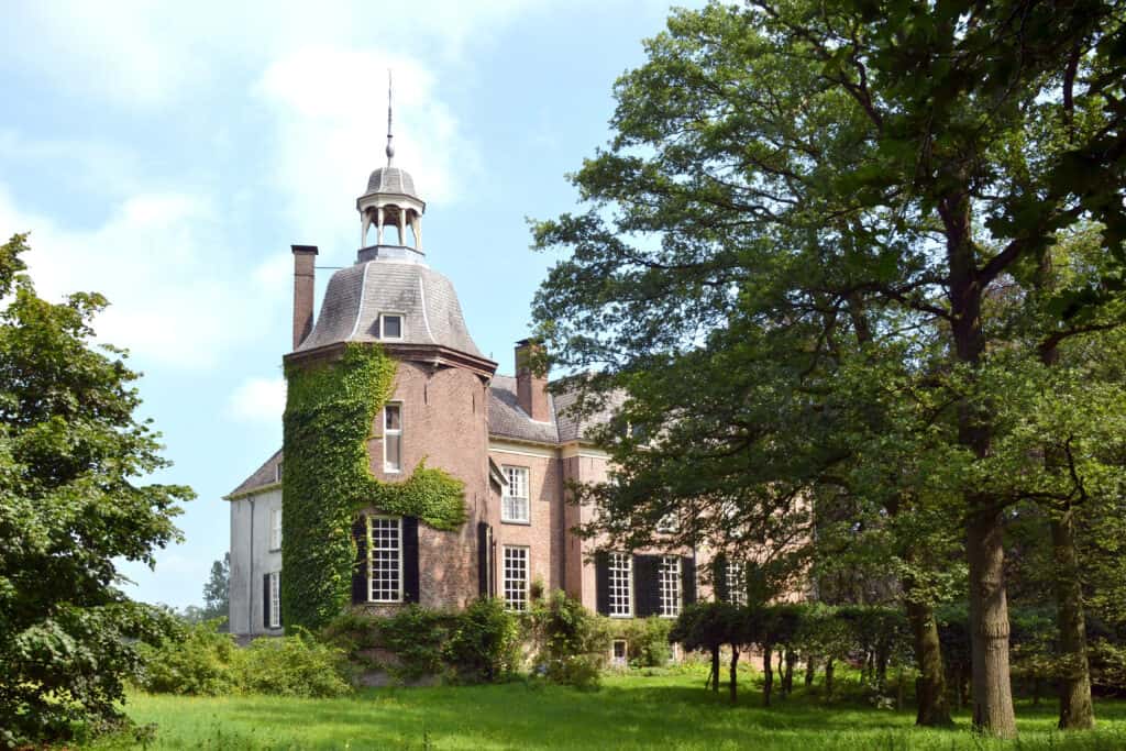 kasteel-hackfort-exterior-and-surrounding-greenery-in-achterhoek-netherlands
