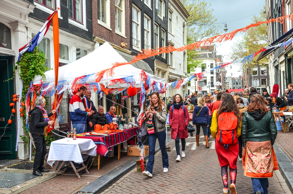 street-flea-market-in-Amsterdam-on-kings-day