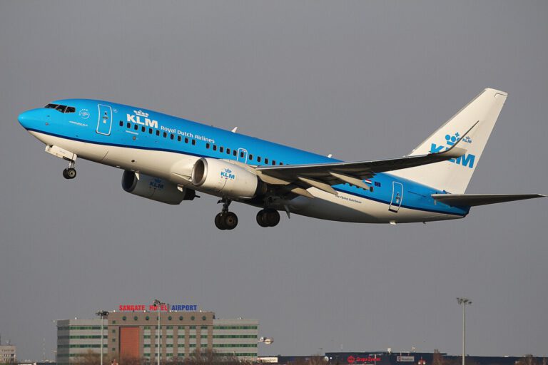 Drunk passenger without mask starts fight and gets arrested on KLM flight (video!)