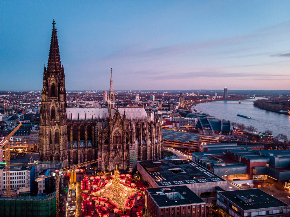 a-cheery-christmas-market-under-köln-cathedral