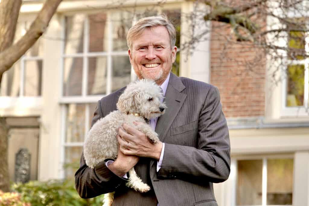 picture-of-king-willem-alexander-with-dog-pet-photoshoot-smiling