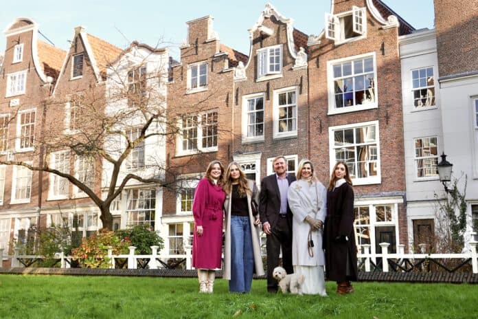 photo-of-dutch-royal-family-in-amsterdam-Begijnhof-courtyard-with-dog-smiling-photoshoot