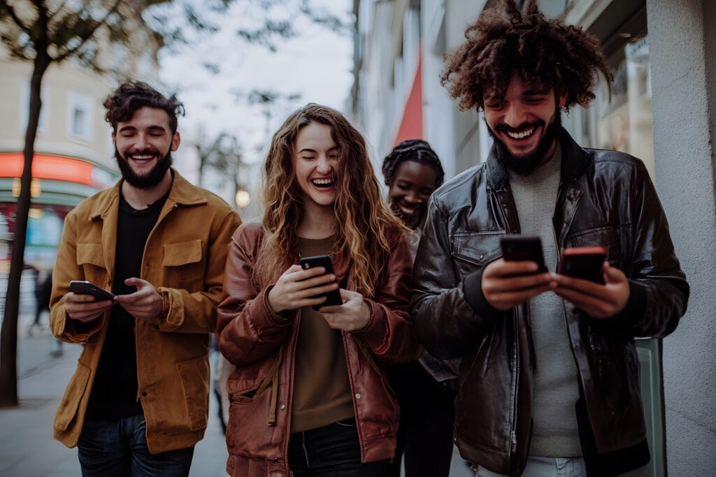 Grupo de amigos que percorriam a cidade em telefones