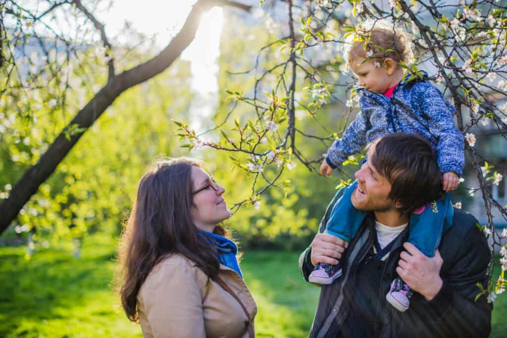 photo-of-family-in-nature-in-the-Netherlands-with-child-on-fathers-shoulders