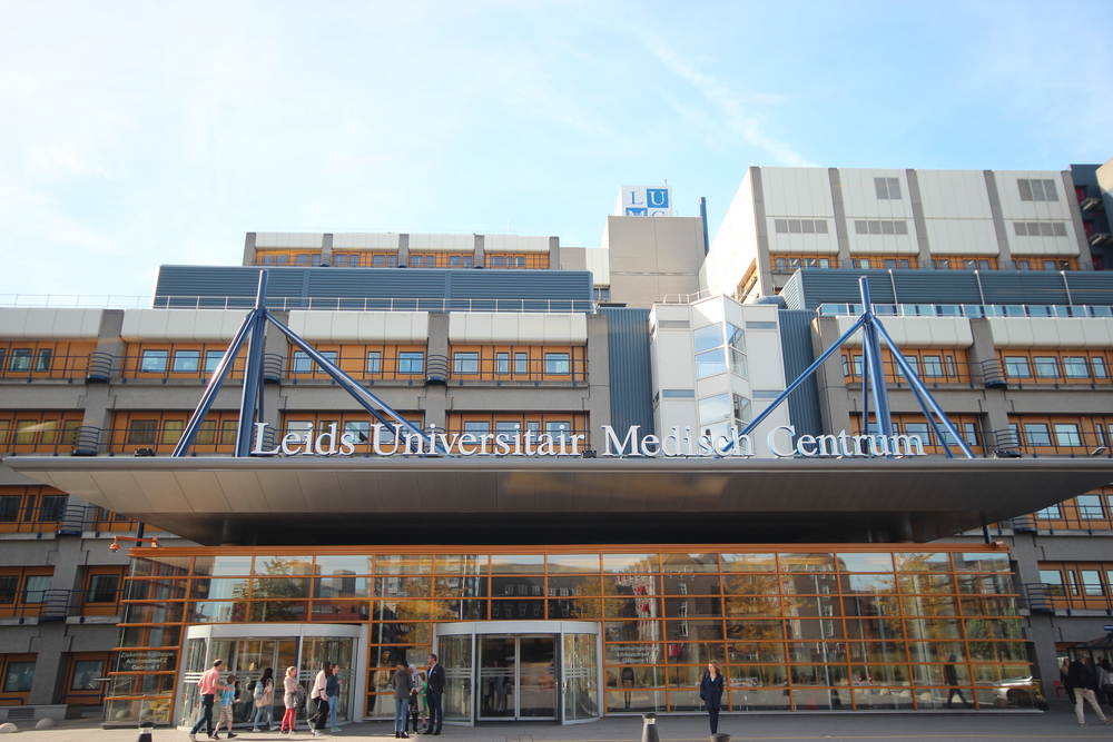 photo-students-in-front-of-leiden-university-medical-building-pro-of-living-in-Netherlands