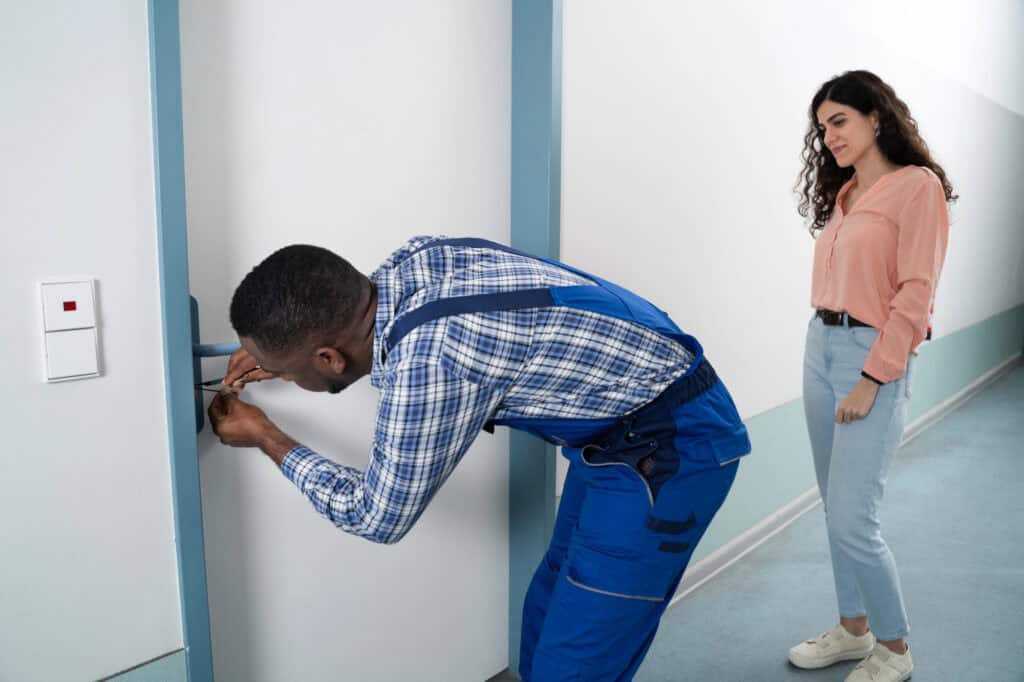 locksmith-opening-door-for-locked-out-woman-in-the-netherlands