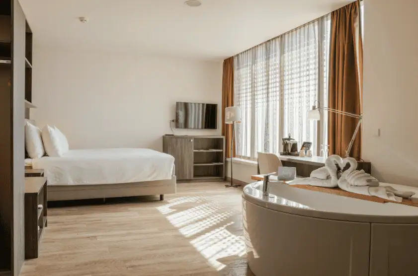 luxury-room-westcord-eindhoven-with-wihirlpool-inside