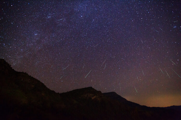Stunning-photo-of-Geminid-meteor-shower-in-the-night-sky