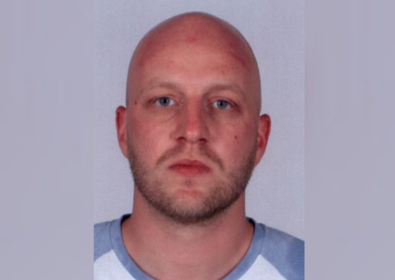This man is allegedly pulling women off their bikes in Utrecht, have you seen him? 