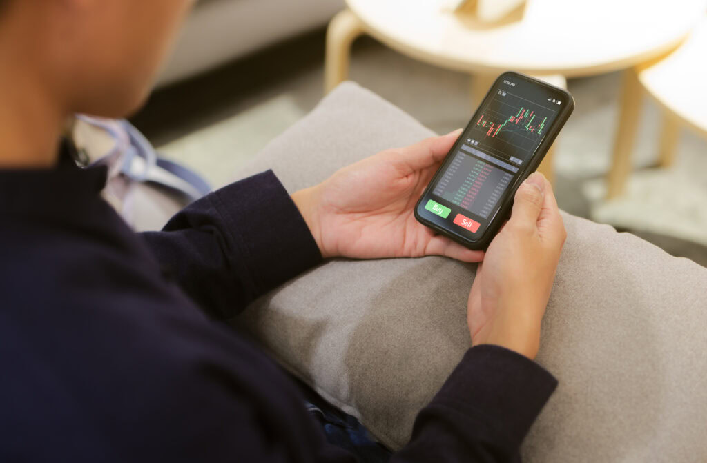 man-looking-at-dutch-investment-app-considering-buying-or-selling-international-stock
