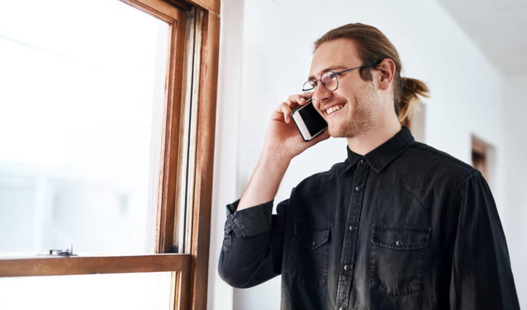 foto-de-homem-ao-telefone-conversando-com-potencial-empregador