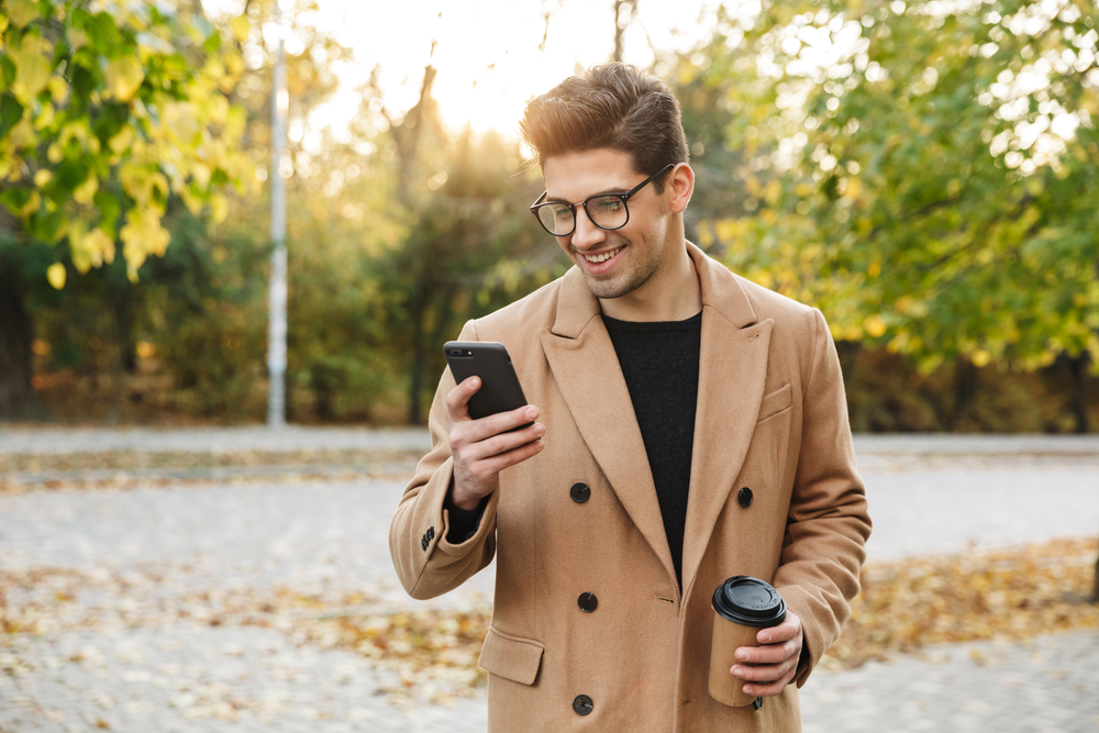 man-using-investment-apps-in-the-netherlands