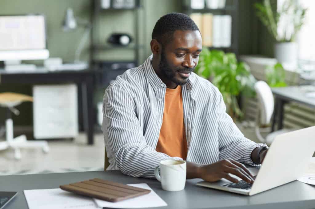 man-using-laptop-to-buy-a-car-on-carvendo