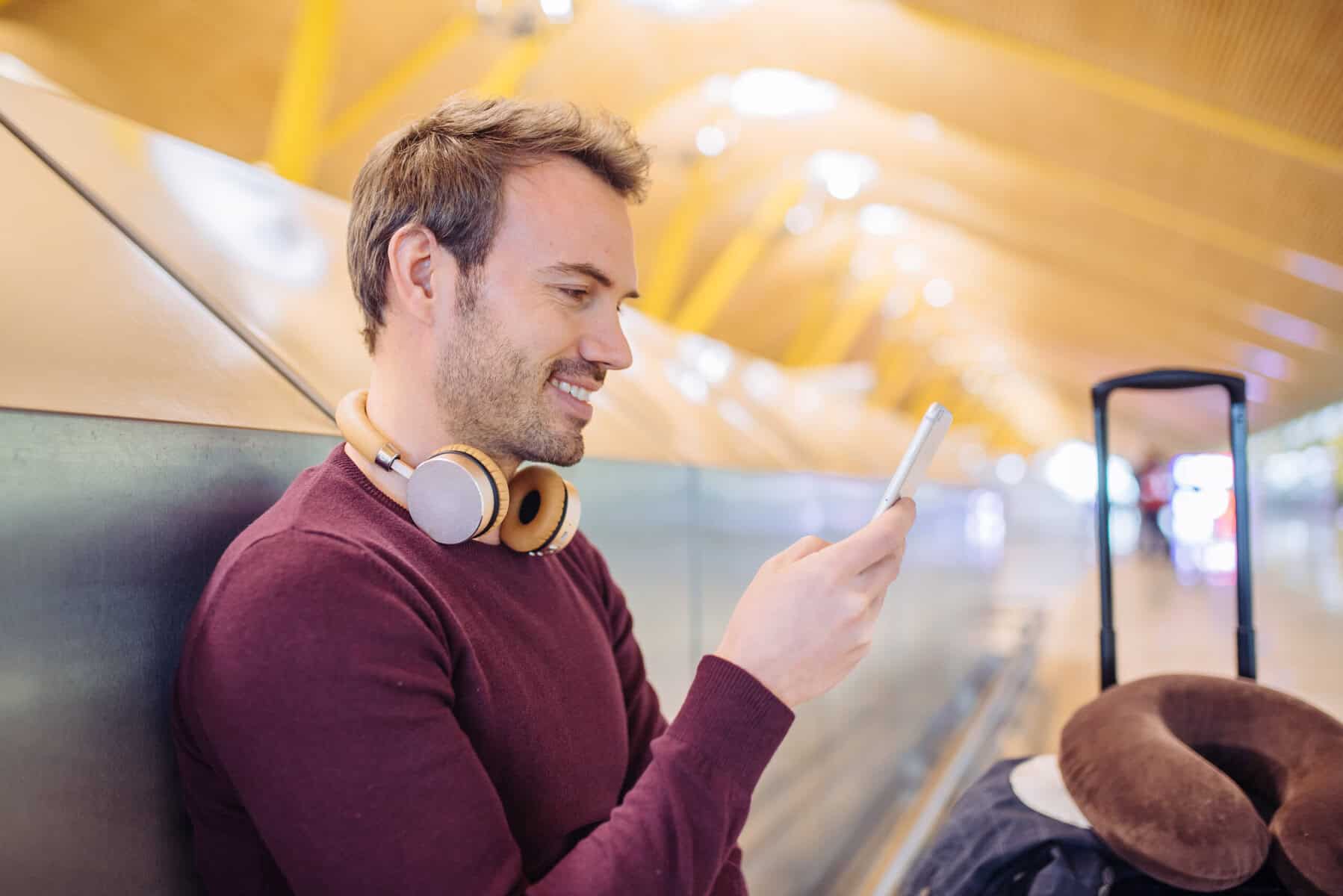 man-using-mobile-connected-to-dutch-esim-at-the-airport