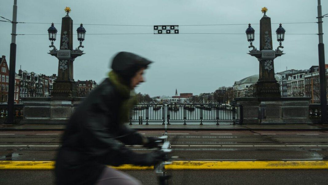 photo-person-biking-in-the-rain-in-amsterdam