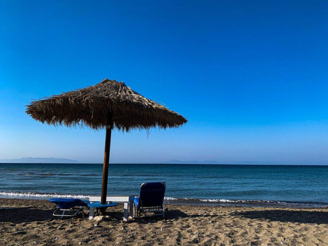 Photo-sun-chairs-and-parasol-on-Greek-beach