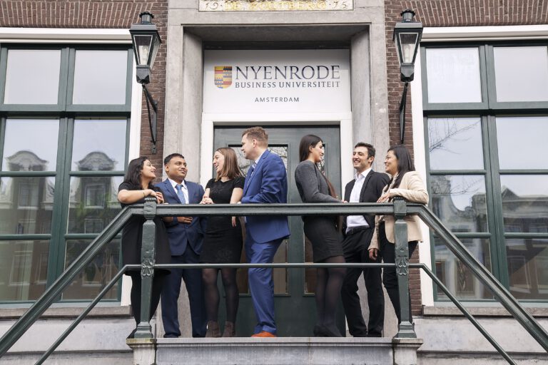 photo-mba-students-outside-nyenrode-amsterdam-front-entrance