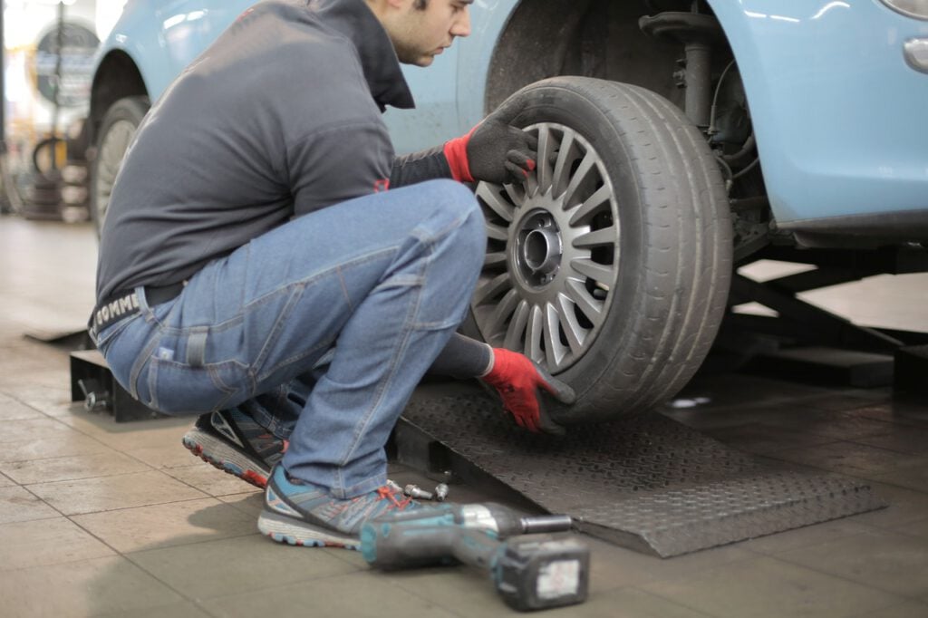 Mechanic-replacing-car-tire-on-a-car