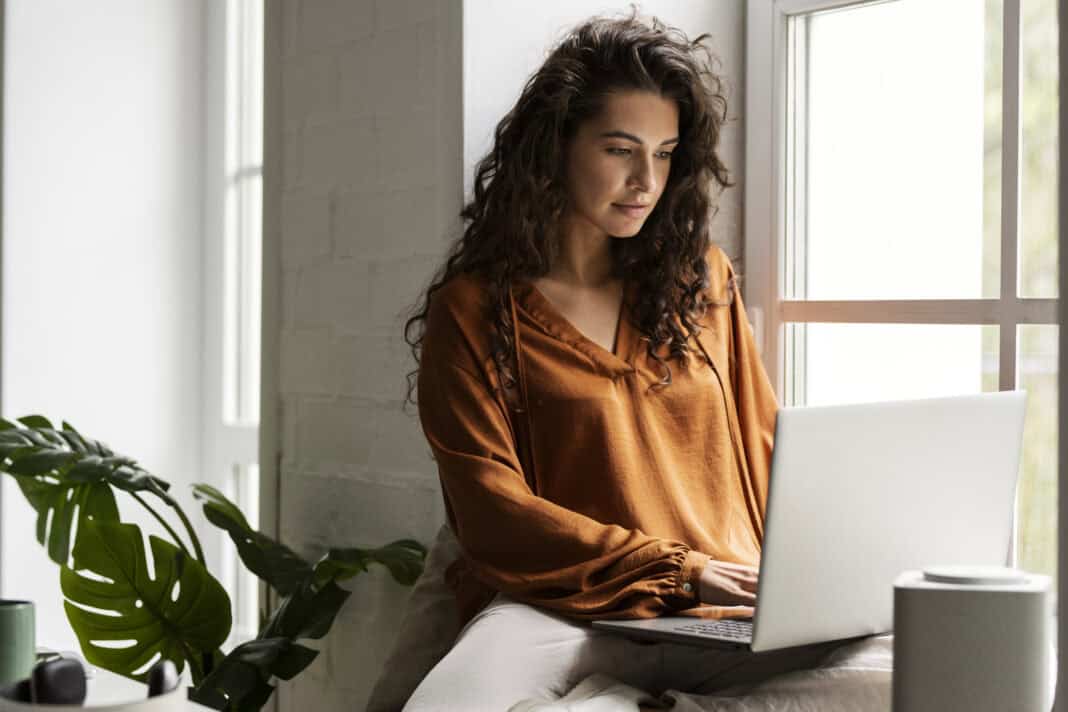 medium-shot-woman-working-on-laptop-using-qonto-for-freelancers