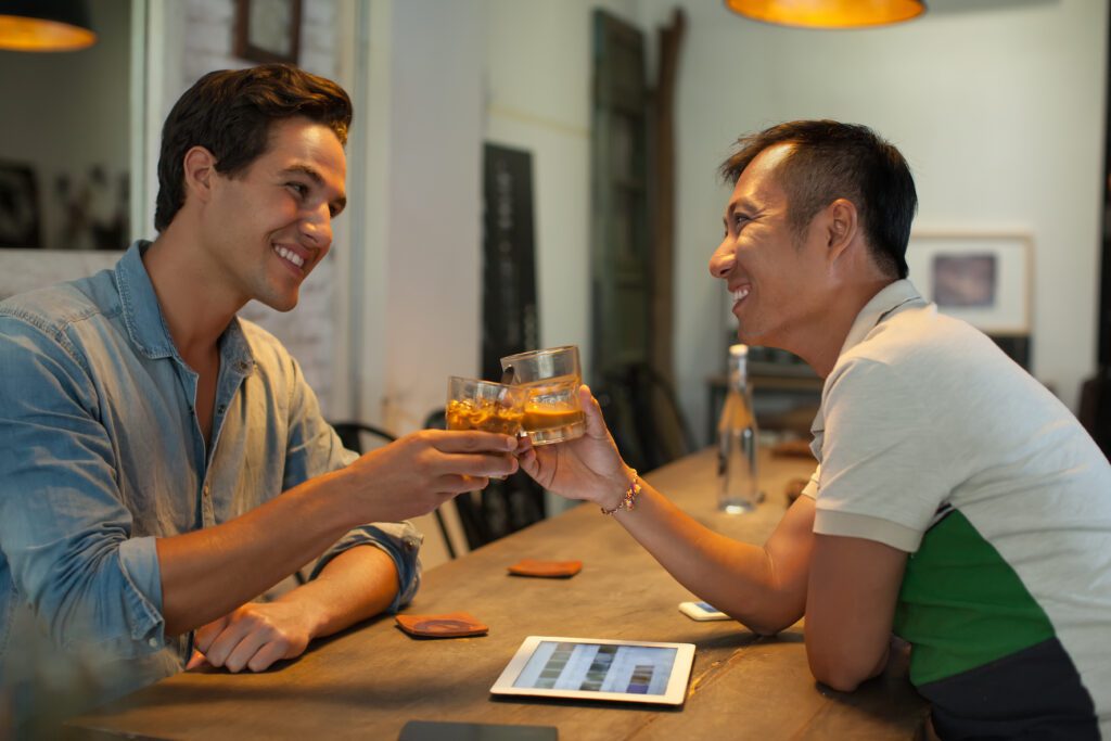 
men-on-first-date-sharing-a-drink-flirting-in-dutch
