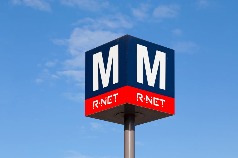 amsterdam-metro-sign-on-a-sunny-day-with-blue-sky-in-the-background