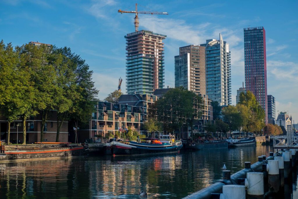 Photo-of-new-developments-in-Rotterdam-houses-and-building-works-on-canal