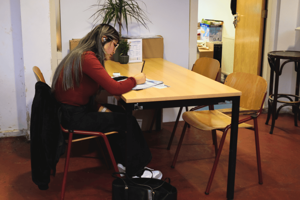 estudante trabalhando em sua tarefa de inglês