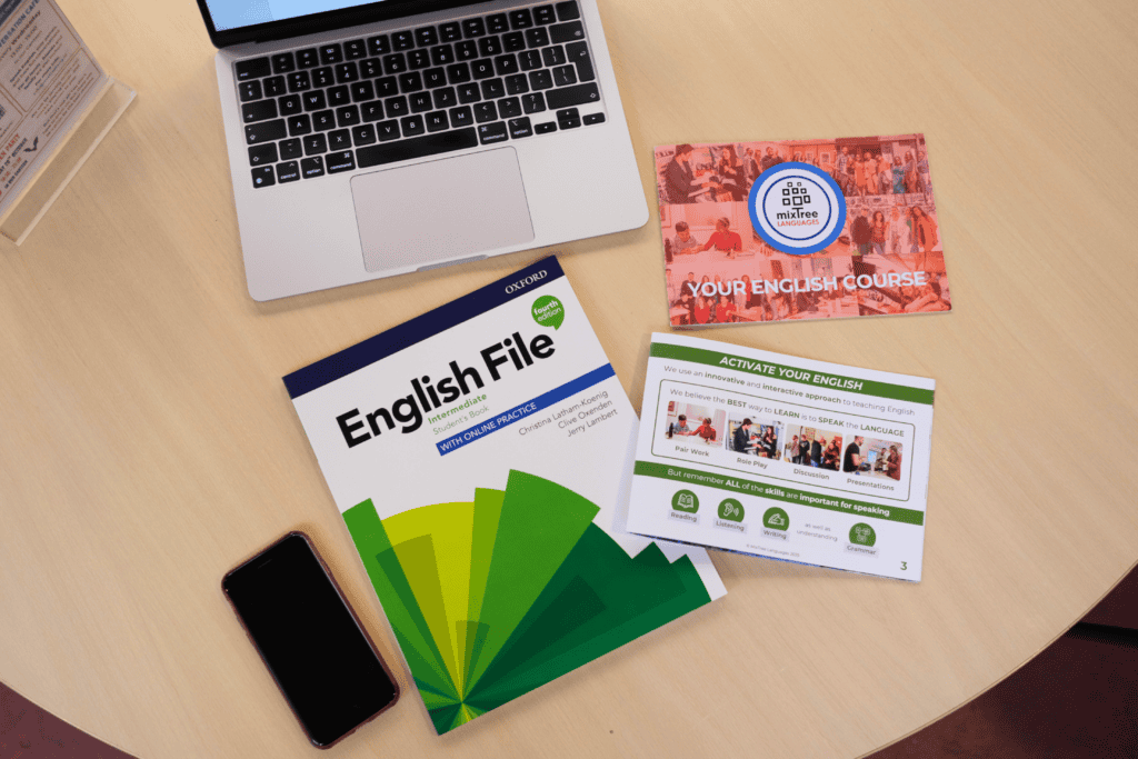 laptop e livros para uma aula de inglês