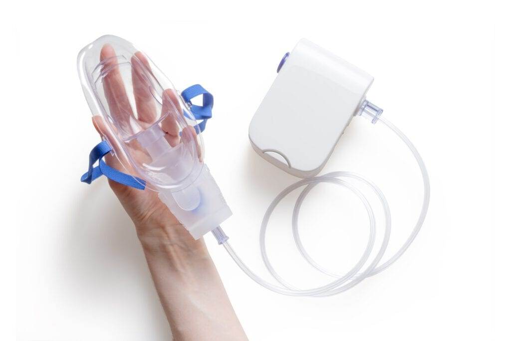 Dutch-doctor-holiding-a-3D-printed-oxygen-mask