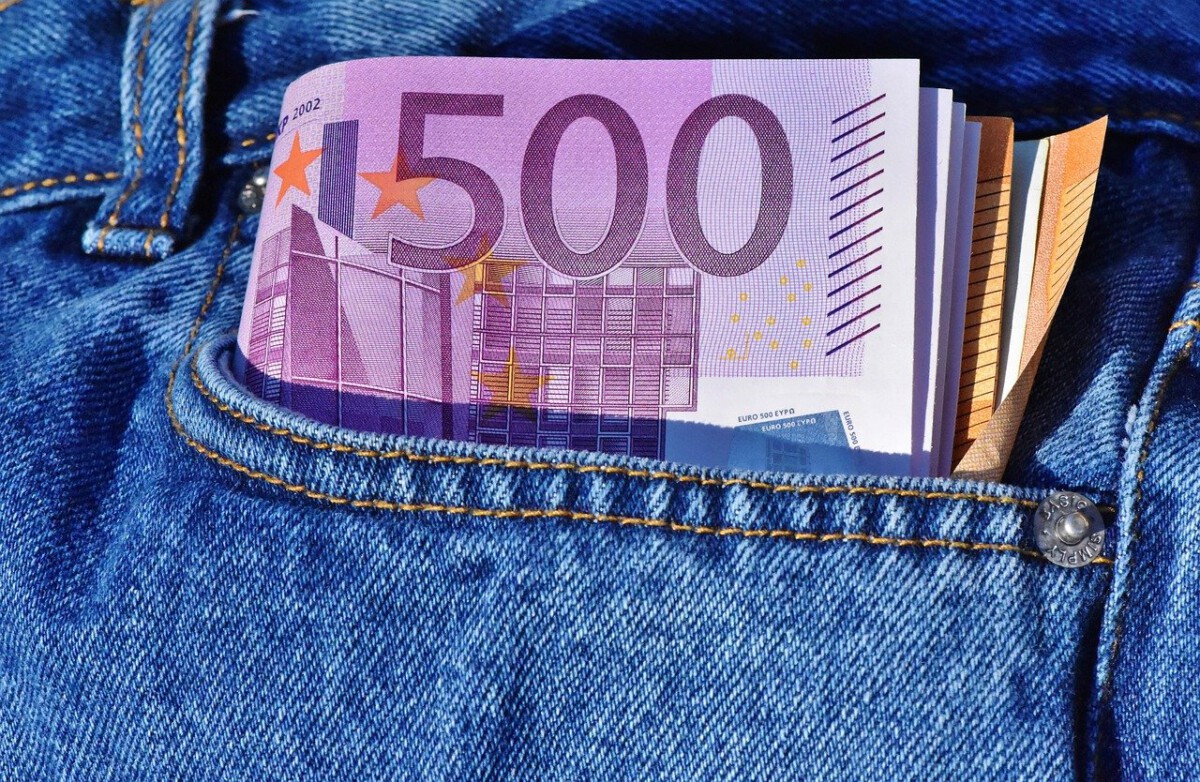 photo-of-euro-money-in-pocket-from-Dutch-healthcare-allowance